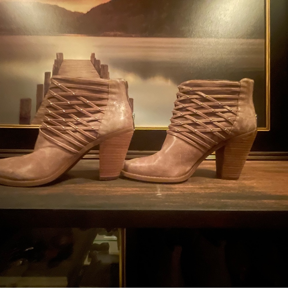 Size 8.5 Jessica Simpson booties.  Grey/brown toned.  Barely worn.